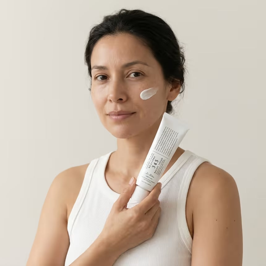 Mujer sosteniendo la crema Dr. Althea 345