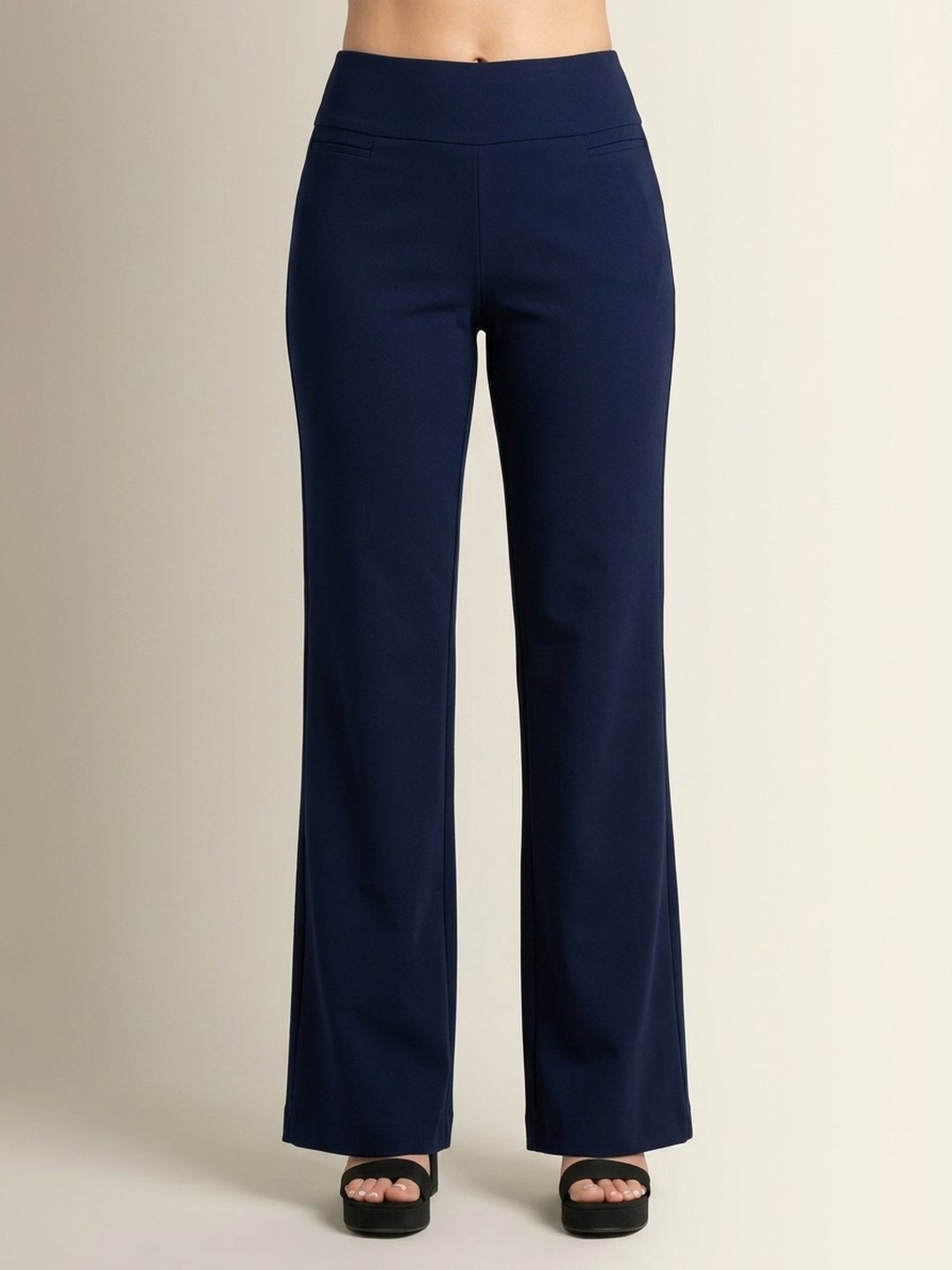 Pantalón Flare azul marino, de frente