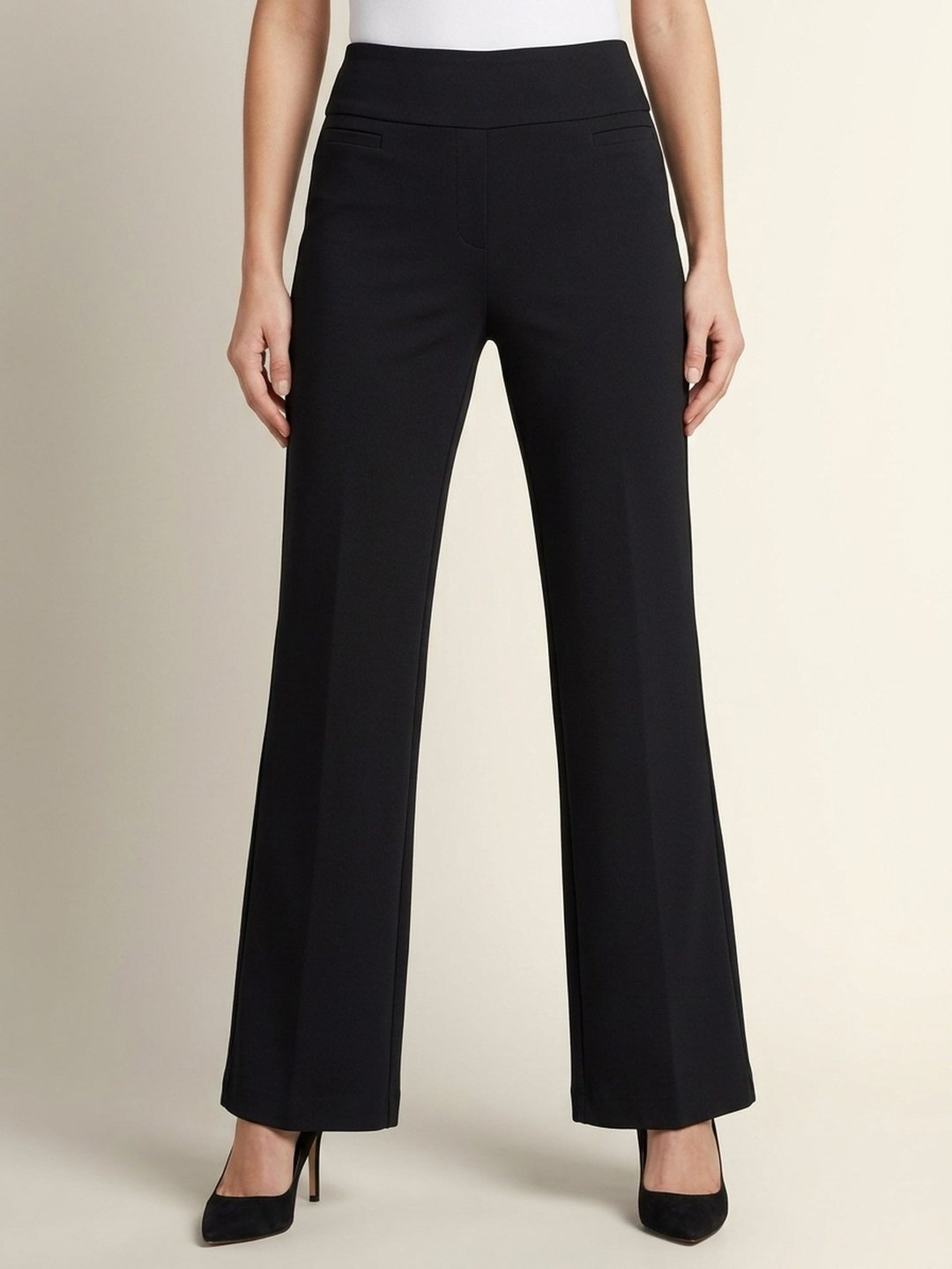 Pantalón Flare negro, de frente